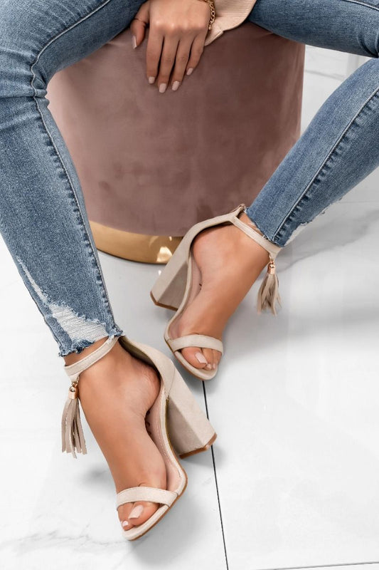 ZIVA - Beige sandals with comfortable heel and pendant