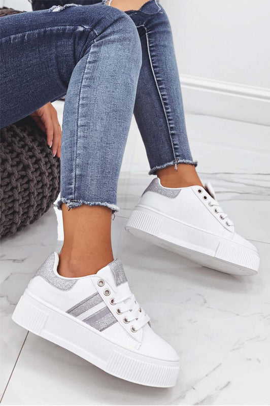 Sneakers bianche con lacci e inserti glitter argento