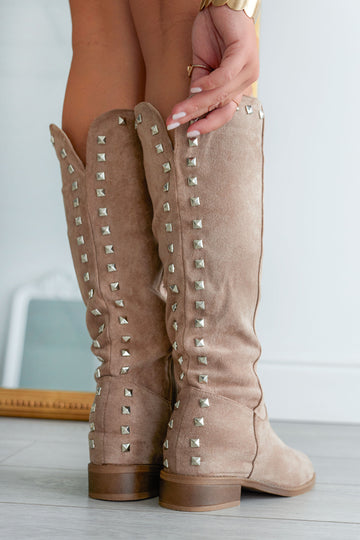 Alexoo mud boots with internal wedge and studs on the back