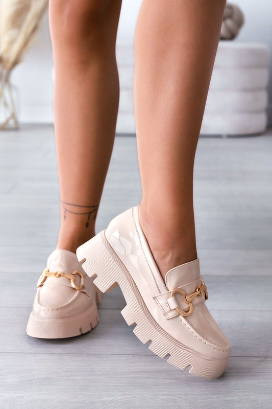 Mocassini beige in vernice con fibbia oro