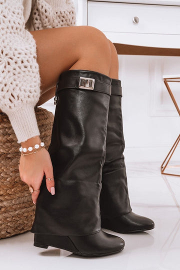 Botas negras con cuña y vuelta