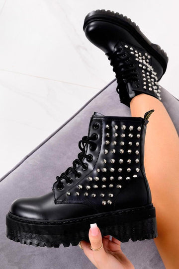 Botines negros tipo militar con cordones y tachuelas